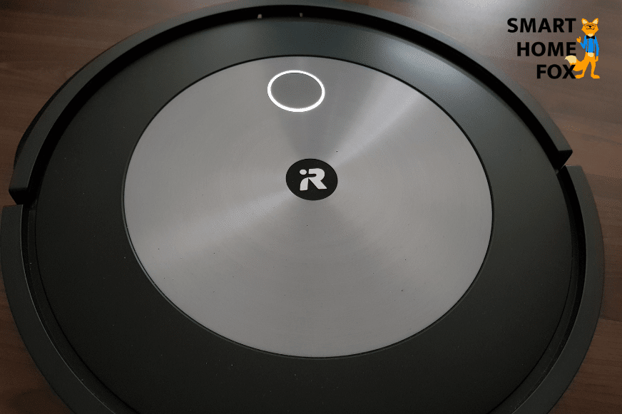 Der LED-Leuchtring auf der Oberseite des iRobot Roomba j7 leuchtet weiß